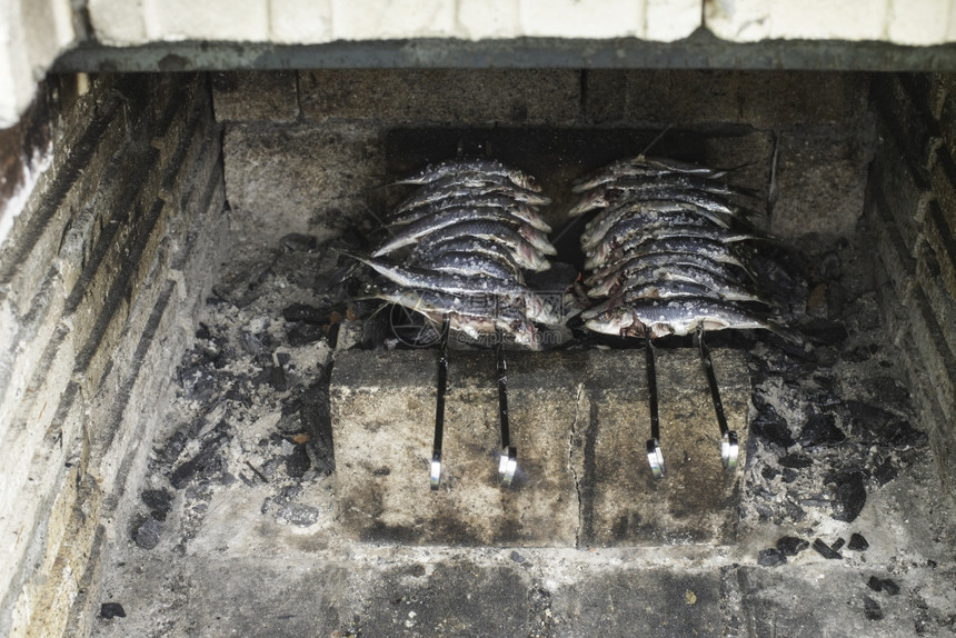 户外烧烤鲑鱼图片