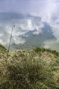 在山湖上捕鱼的棒图片