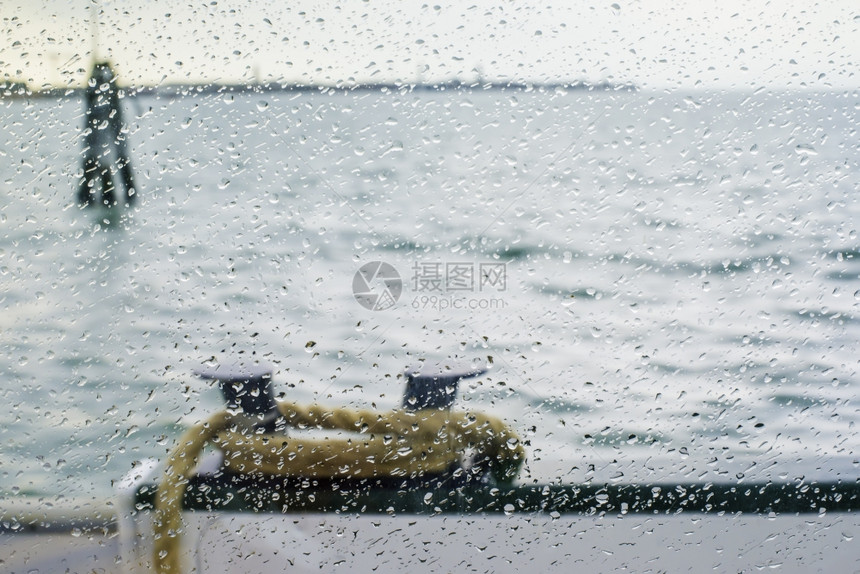 在玻璃船上的雨水封闭起来图片