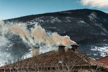 房子的烟囱和雾山的风景图片