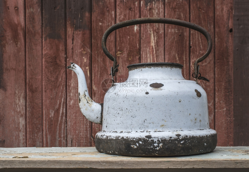 古老的金属茶壶图片