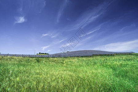 农村太阳能电池板蓝色天空图片