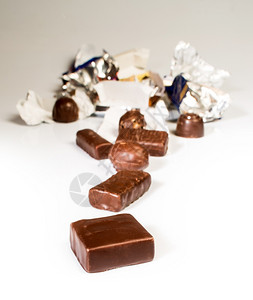 白色背景上的巧克力及其包装背景图片