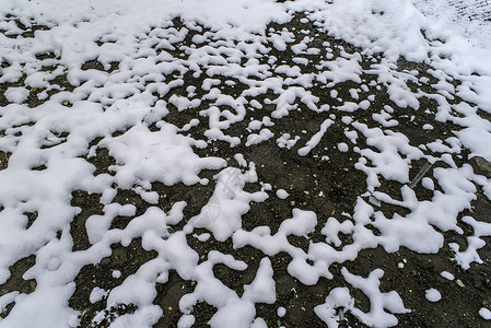 冰雪融正在显示土地春天背景