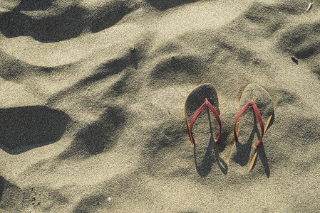 沙滩上的粉色凉鞋图片