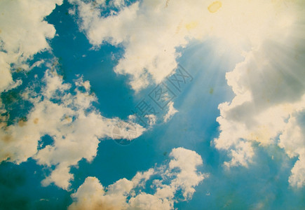 云层的天空背景图片