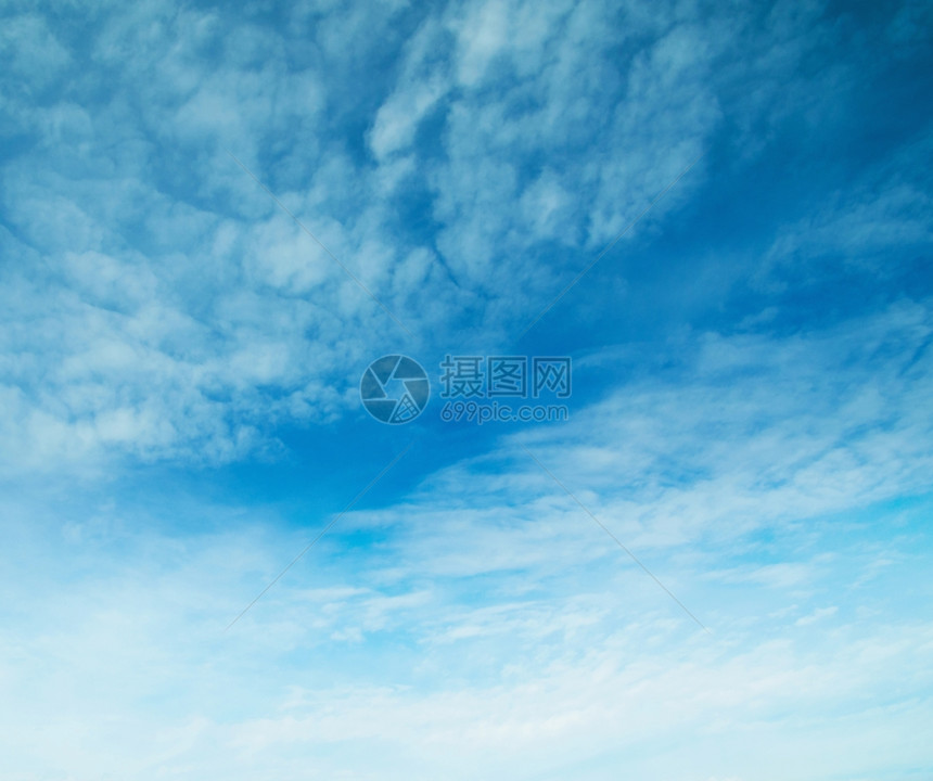 蓝色天空中的光云图片