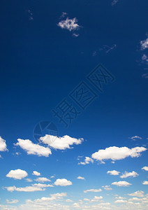 蓝色天空中的云背景图片