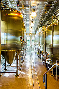现代啤酒厂用不锈钢制成的泡水罐头管和图片