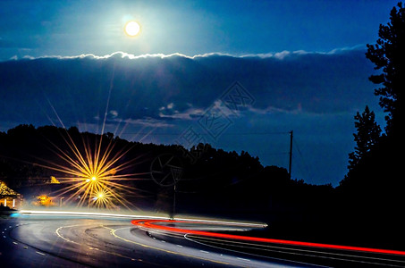 月亮照耀在交通公路上方图片