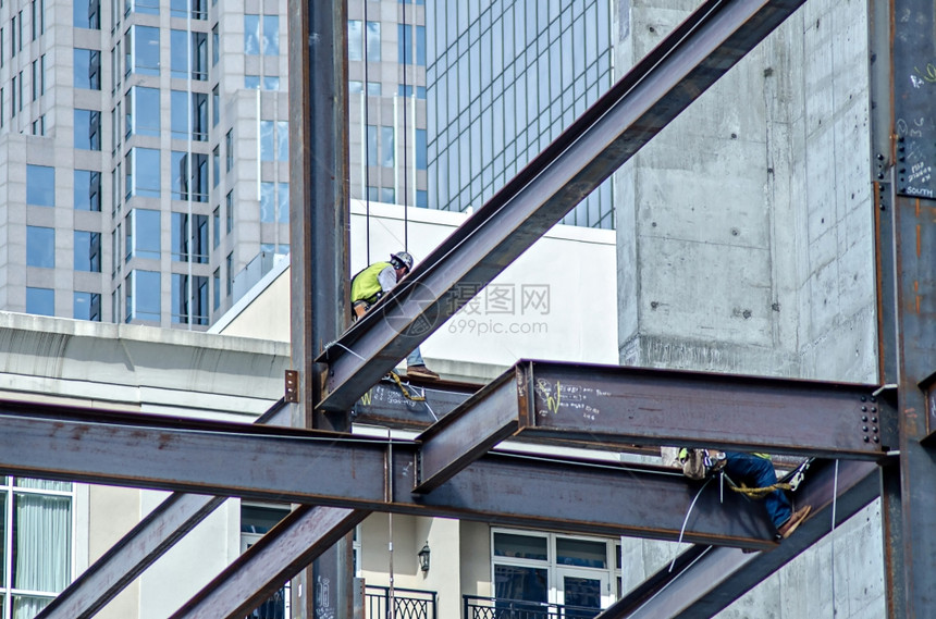 在高楼工作的建筑工人图片