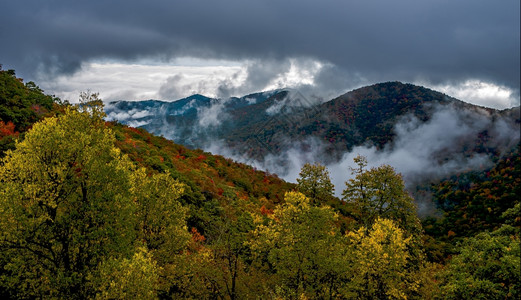 奥康纳鲁菲巨大的烟雾高山公园背景