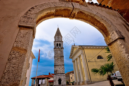 内延广场和教堂伊斯特里亚croati镇图片