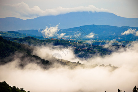 丘伊斯科山和丘雾中清晨的伊斯特里亚和胡卡山的风景背景