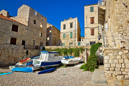 古老的科米扎石建筑和海滩上的船只岛屿大坝croati图片