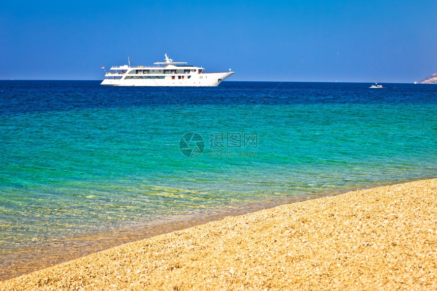 游艇在zlatniratparadise海滩卵石和绿松石海景bolbrac岛克罗地亚图片