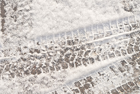 雪地中的车轮印图片