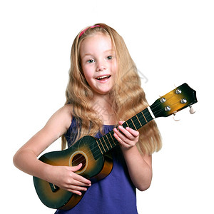 紫色吉他穿紫色裙子的小女孩以白色背景弹着吉他背景