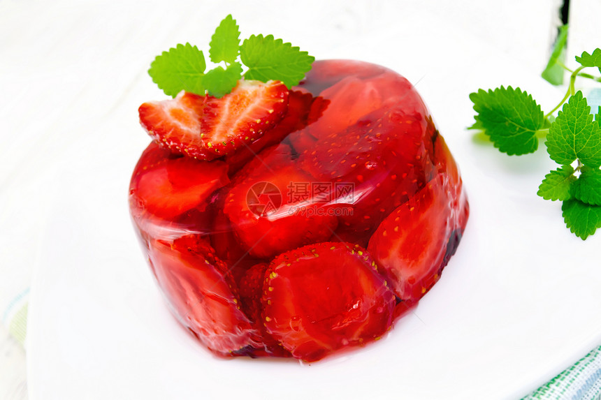盘子里的草莓果冻图片