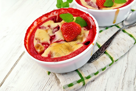 布丁草莓两碗加浆果和薄荷图片