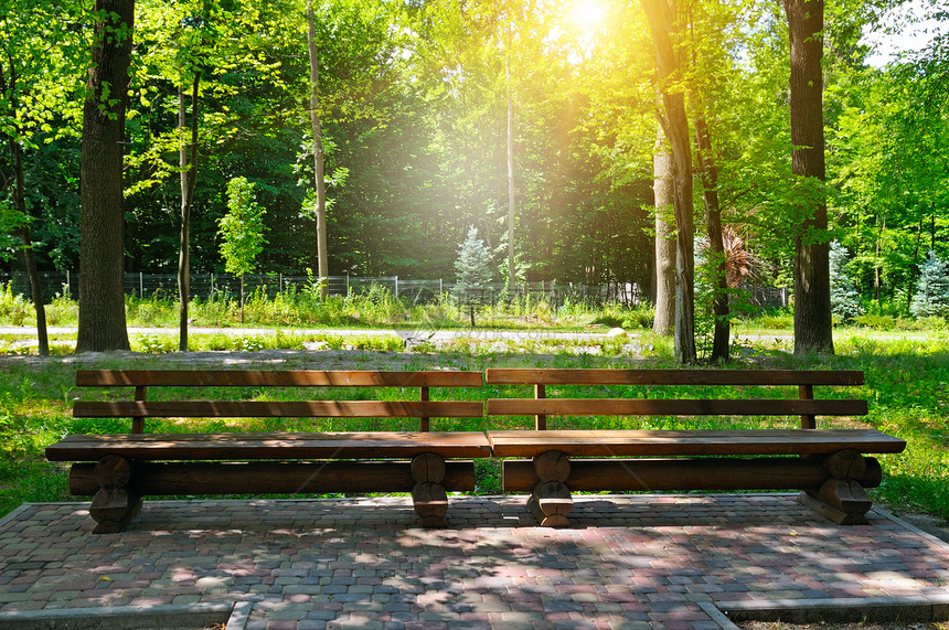 夏季公园木板凳和日出图片