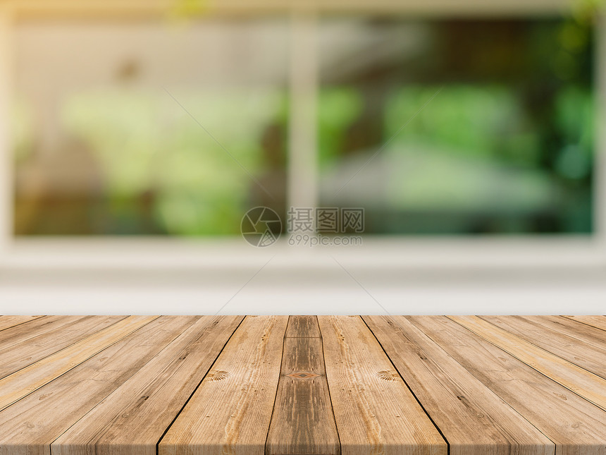 在咖啡店背景中模糊可见的棕色木质桌可模拟用于显示或设计关键视觉布局的假冒产品图片