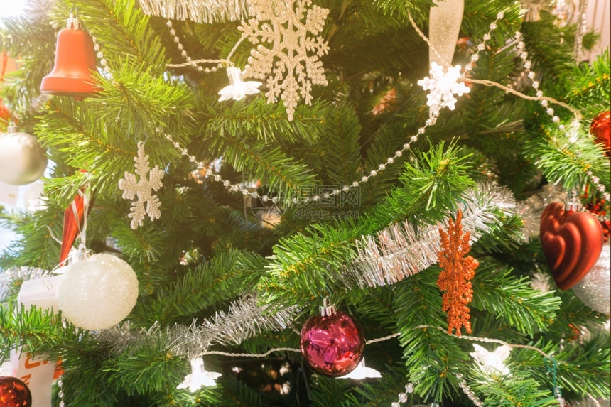 从装饰的圣诞树上挂可腐烂的绞刑缝合物反转过滤效果图片
