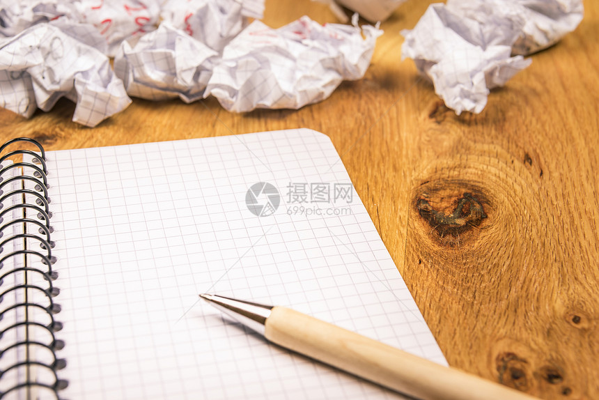数学螺旋笔记本上写着然后在木制桌子上背景中把折叠的页子扔到木制桌上图片
