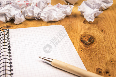 数学螺旋笔记本上写着然后在木制桌子上背景中把折叠的页子扔到木制桌上图片