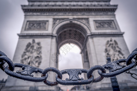 与连锁链条相比的喻图像喷洒在前台的雨滴和背景弧线胜利在法国巴黎图片