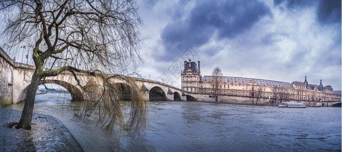 皇室豪华宫殿和河岸的连网在下雨节日里在法国巴黎图片