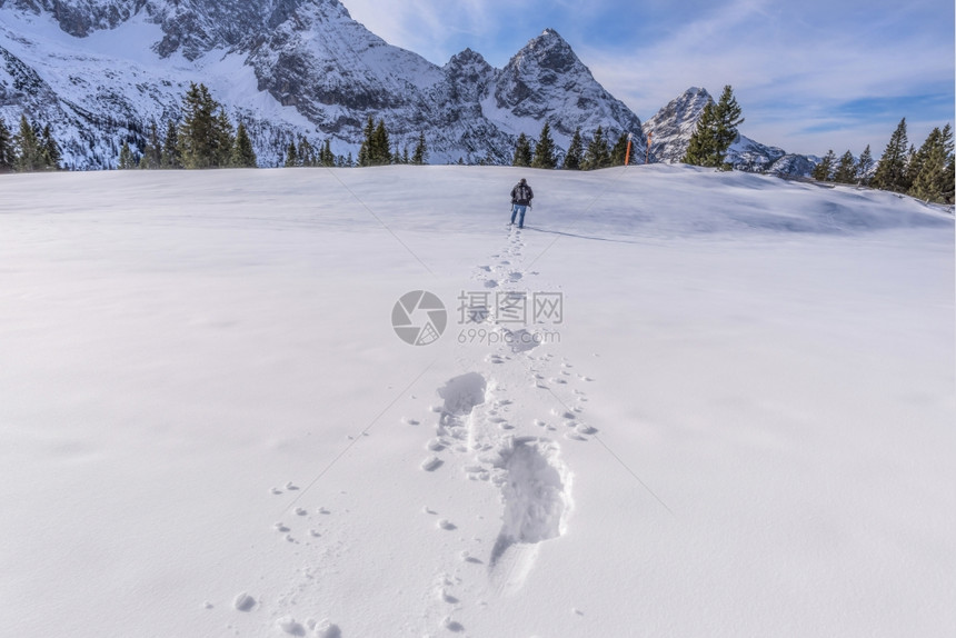 雪地足迹图片