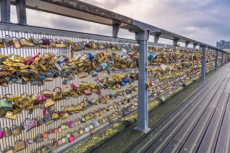 法兰西街的过路者叶洛普雪松桑戈尔的铁巴勒斯贸易满是游客的锁象征着爱和承诺背景图片