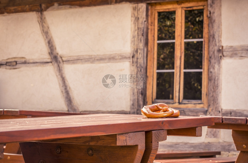传统的德国糕点木制桌边的两块脆饼底有中世纪的建筑房图片