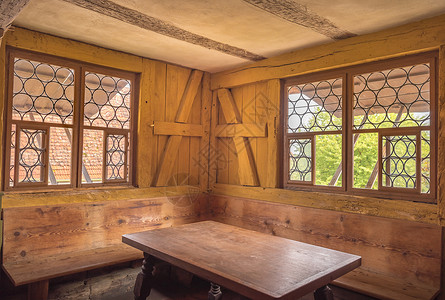 里面有木制桌墙壁和长椅描述过去农村的生活图片