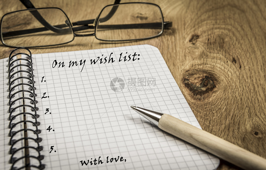 小议事日程笔记本及其页上用旧设置书写的愿望列表图片