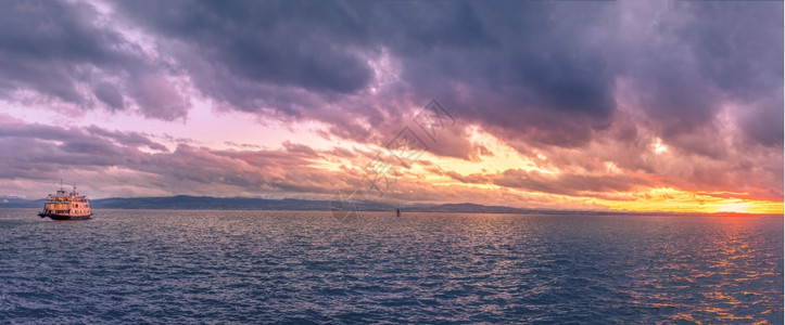 湖面的彩色全景油炸沙发德国日落暴风雨过后船在水上航行图片
