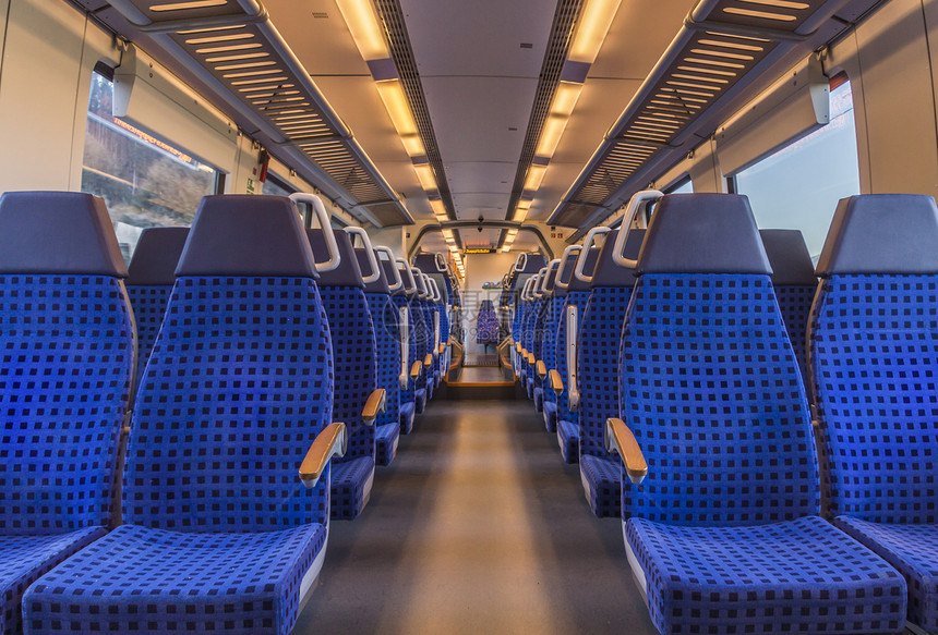 一个德国现代列车的内部没有人坐在蓝椅子上图片