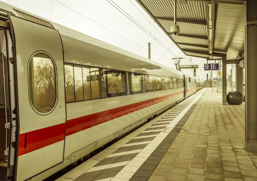 现代高速火车开着门停靠在火车站内图片