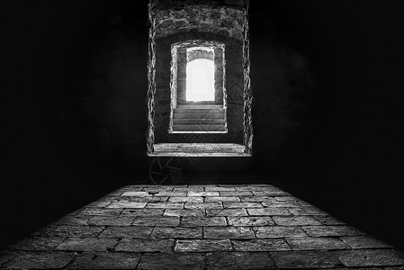 楼梯和地下室入口的黑白图象从里面看到图片
