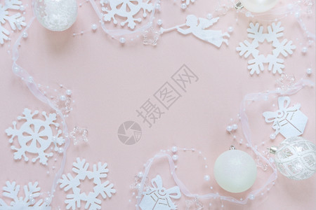 由白月装饰组成的圣诞节框架雪花球飞行天使和粉红色背景的礼品盒网站社交媒体企业主杂志博客艺术家等的平板固定结构背景图片