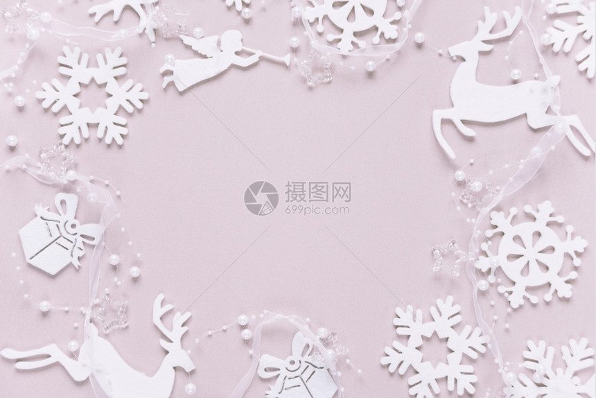 由白月装饰组成的圣诞节框架雪花鹿飞行天使和粉红色背景的礼品盒网站社交媒体企业主杂志博客艺术家等的平板固定组成图片