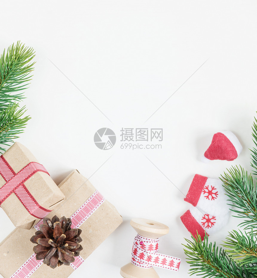 圣诞节框架包括Fir树枝锥形和礼品盒带有白色背景文字空间的礼贺卡网站社交媒体杂志博客艺术家等的固定组成图片
