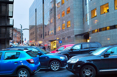 在黄昏的布加勒斯特市中心停车图片