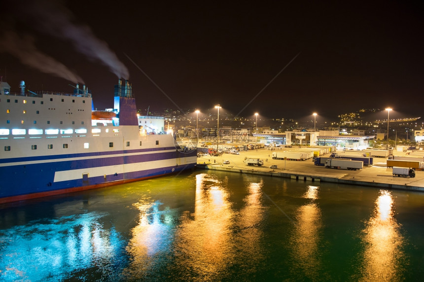 装船和登时夜间的渡轮港口图片
