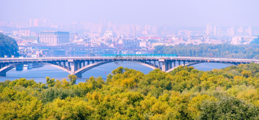乌拉茵州基辅地铁桥列车图片
