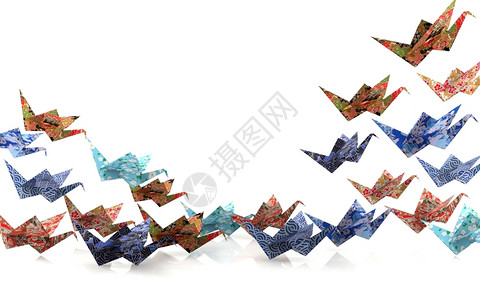 一组折纸鸟起飞自由概念图片
