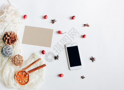 智能手机和贺卡的平板创意智能手机和贺卡秋季装饰品贴在白底顶视景图片