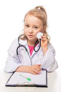 7岁女听诊器在医生的西装玩照片白色背景照片图片