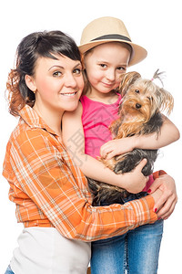 女人和小孩带着一只狗在白色背景上图片